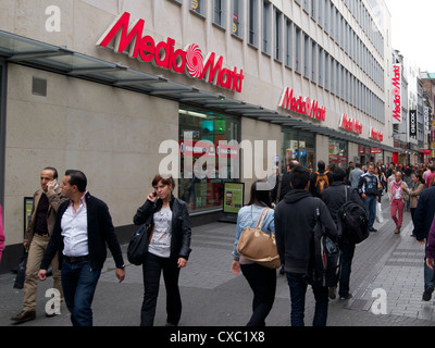 Media Markt store, uno dei più grandi di elettronica europea le catene di vendita al dettaglio a Colonia, in Germania. Foto Stock