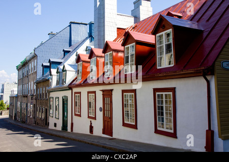 Pittoresco, colorati edifici risalenti al XVII e XVIII secoli ancora oggi sopravvivono entro le mura del centro storico di Quebec City Foto Stock