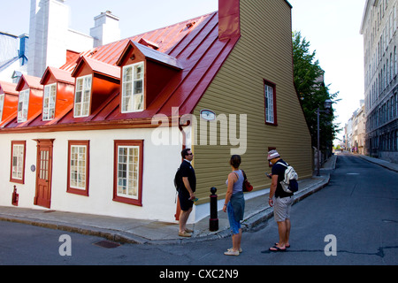 Pittoresco, colorati edifici risalenti al XVII e XVIII secoli ancora oggi sopravvivono entro le mura del centro storico di Quebec City Foto Stock