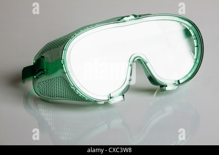 Occhiali di sicurezza su sfondo grigio Foto Stock