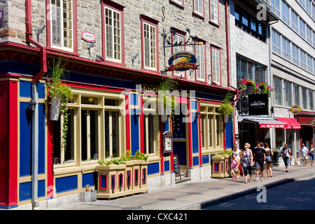 Boutiqes, caffè e piccoli alberghi linea Sainte-Anne Street nella storica città di Québec, Canada. Foto Stock