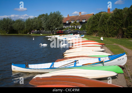 Colorate barche a remi in barca Meare lago Thorpeness Suffolk in Inghilterra Foto Stock