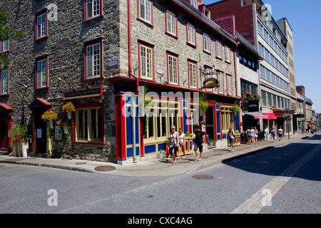 Boutiqes, caffè e piccoli alberghi linea Sainte-Anne Street nella storica città di Québec, Canada. Foto Stock