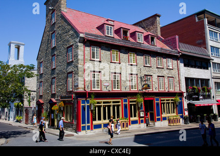 Boutiqes, caffè e piccoli alberghi linea Sainte-Anne Street nella storica città di Québec, Canada. Foto Stock