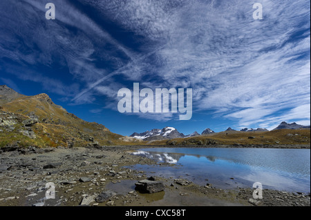 Il massiccio del Gran Paradiso riflessa in uno dei tre laghi di becchi, Gran Paradiso NP, Piemonte, Italia Foto Stock