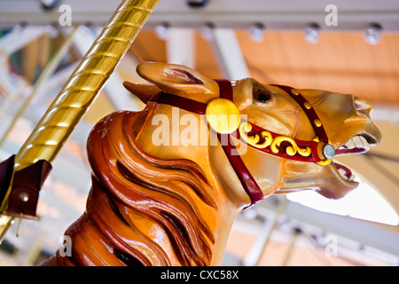 A Nunley la giostra, primo piano della handcarved testa di cavallo e criniera, al Museo Row, Garden City, New York, Stati Uniti d'America Agosto 7, 2012 Foto Stock