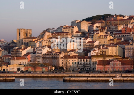 Cattedrale e il quartiere di Alfama all'alba, Lisbona, Portogallo, Europa Foto Stock