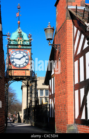 Ponte pedonale su Eastgate, con orologio, Chester, Cheshire, Inghilterra, Regno Unito, Europa Foto Stock