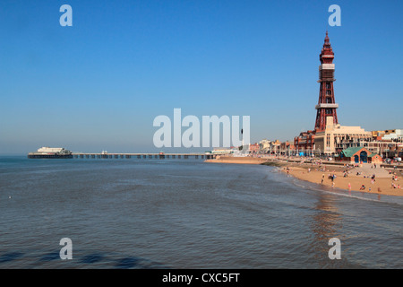 Torre, North Pier e spiaggia di Blackpool, Lancashire, Inghilterra, Regno Unito, Europa Foto Stock