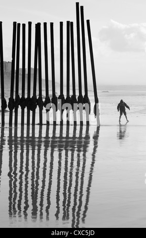 US-Messico recinzione di confine, Tijuana Beach, ragazzo messicano gioca sul righello Foto Stock