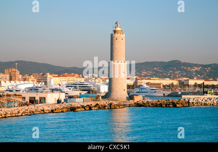 Vista del cantiere che mostra il faro di Livorno, Livorno, Toscana, Italia, Europa Foto Stock