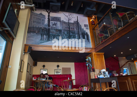 Cafe interno in corrispondenza di Trg Republike centrale quadrata Belgrade Serbia Europa Foto Stock