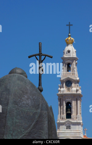 La statua di Papa Giovanni Paolo II e la Basilica, Fatima, Portogallo, Europa Foto Stock