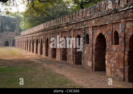 Cinta muraria in pietra all'interno della tomba di Humayun a Delhi, India. Tomba di Humayun è un monumento del patrimonio, e molto ben mantenuto. Foto Stock