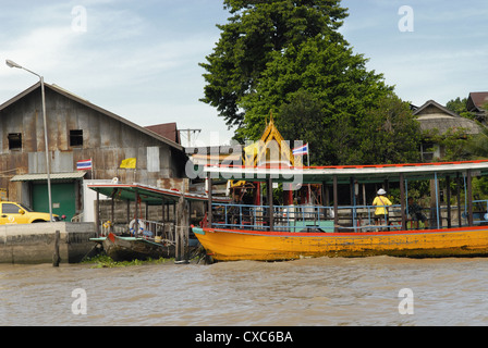 River house presso le rive del Fiume Chao Phraya, Bangkok, Thailandia Foto Stock