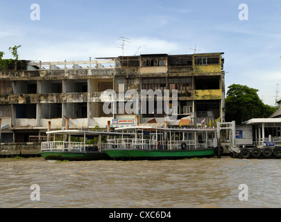 Edifici sulle rive del Fiume Chao Phraya, Bangkok, Thailandia Foto Stock