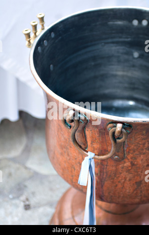 Greco ortodosso di battesimo- fonte battesimale Foto Stock