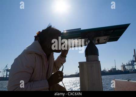 Amburgo donna guarda attraverso il telescopio Foto Stock