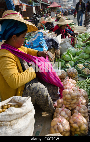 Settimanale mercato alimentare, Taungyi, il sud dello Stato di Shan, Myanmar (Birmania), Asia Foto Stock