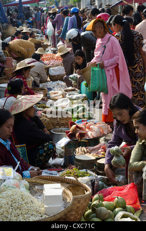 Settimanale mercato alimentare, Taungyi, il sud dello Stato di Shan, Myanmar (Birmania), Asia Foto Stock