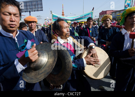 La banda musicale in processione annuale al monastero sulle pa Oh minoranza Giornata Nazionale, Taungyi, il sud dello Stato di Shan, Myanmar (Birmania), Asia Foto Stock