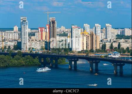 Vista verso Ponte Patona e Berezniaky oltre il Dnipro River, Kiev, Ucraina, Europa Foto Stock