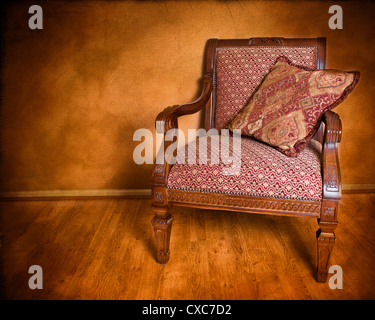 In stile vintage poltrona contro la parete testurizzata Foto Stock