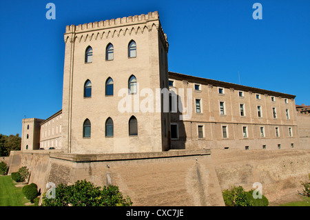 Mura fortificate e torri del Castillo de la Aljafería palace risalente al XI secolo, Saragozza (Zaragoza), Aragona, Spagna, Europa Foto Stock