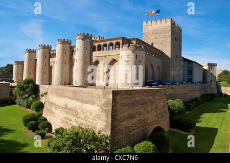 Mura fortificate e torri del Castillo de la Aljafería palace risalente al XI secolo, Saragozza (Zaragoza), Aragona, Spagna, Europa Foto Stock