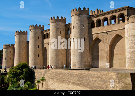 Mura fortificate e torri del Castillo de la Aljafería palace risalente al XI secolo, Saragozza (Zaragoza), Aragona, Spagna, Europa Foto Stock