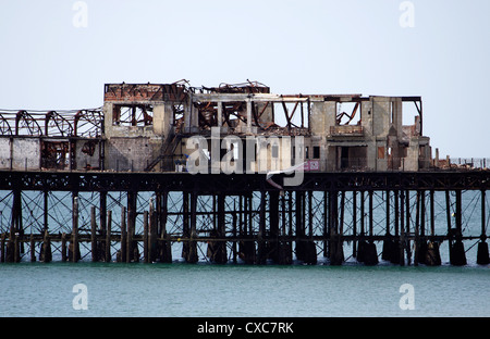 VECCHIO MOLO DI HASTINGS DISTRUTTO DA UN INCENDIO NEL 2010. EAST SUSSEX UK. Foto Stock