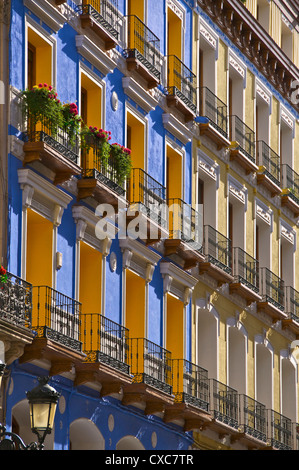 Luminose case colorate, Alfonso I Street, Saragozza (Zaragoza), Aragona, Spagna, Europa Foto Stock