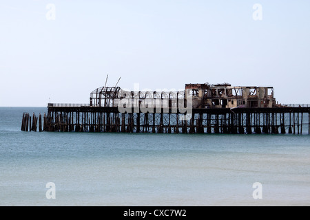 VECCHIO MOLO DI HASTINGS DISTRUTTO DA UN INCENDIO NEL 2010. EAST SUSSEX UK. Foto Stock