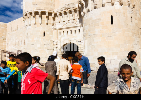 Un gruppo di scolari visitare Fort Qaitbey ad Alessandria, Egitto Foto Stock