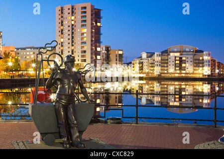 Il minatore statua, la Baia di Cardiff, nel Galles del Sud, Wales, Regno Unito, Europa Foto Stock