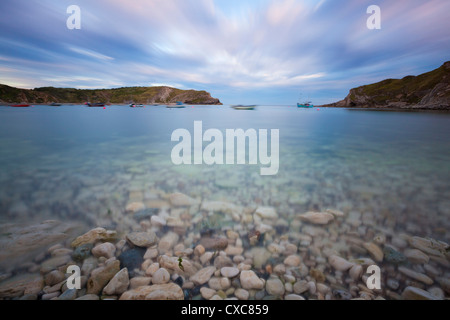 Lulworth Cove, una perfetta forma a ferro di cavallo bay, Jurassic Coast, Sito Patrimonio Mondiale dell'UNESCO, Dorset, England, Regno Unito Foto Stock