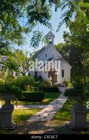 Urna ingresso della piantatrice per infissi bianchi cappella usata per matrimoni a Kleinburg a nord di Toronto Ontario Canada Foto Stock