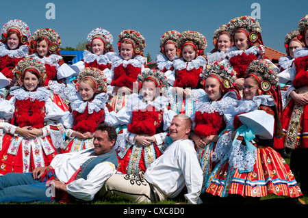 Ragazze e uomini che indossano abiti folk, la cavalcata dei re festival, Vlcnov, Zlinsko, Repubblica Ceca, Europa Foto Stock