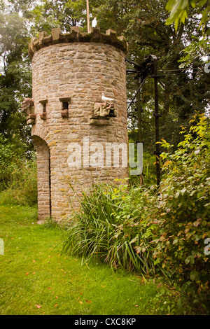 Torre in pietra con acqua caratteristica e colomba coot e sputa acqua doccioni, Westonbury Mill giardini d'acqua, Pembridge, Herefordshi Foto Stock
