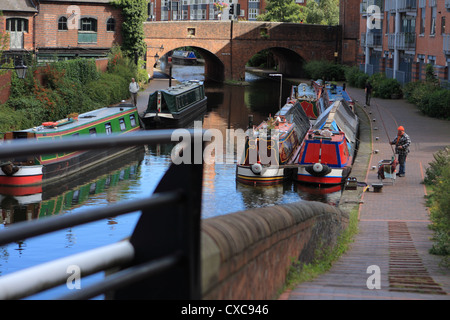 Una vista di una parte di un canale a Birmingham, Inghilterra, presi da un ponte Foto Stock