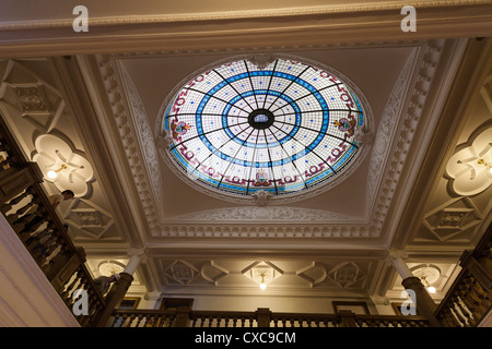 Cupola in vetro colorato lucernario a Boldt Castle e balcone. Brennan vetro macchiato Studio di Siracusa NY completato questo lavoro nel 2001 Foto Stock