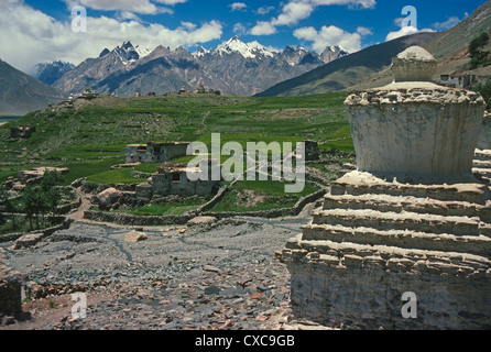 Chorten e case di villaggio Zanskar Valley Ladakh India Foto Stock
