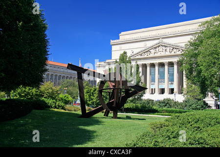 Aurora di Mark di Suvero, nella Galleria Nazionale di Arte Scultura giardino, Washington DC, Stati Uniti d'America. Foto Stock