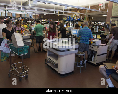 La zona di verifica presso il Park Slope Food Coop a 16000 stati eseguire democratica la storia di successo di Brooklyn, New York. dove tutti i membri lavorano Foto Stock