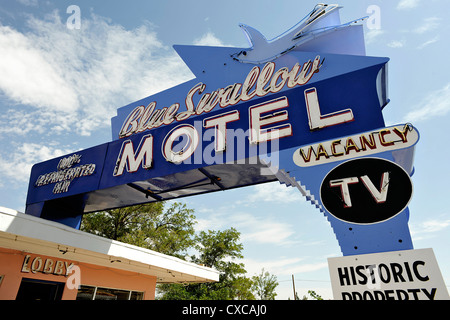 Insegna al neon fuori della leggendaria Blue Swallow Motel, Route 66, Tucumcari New Mexico Foto Stock