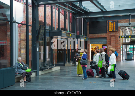 Nuova estensione (2011) di Malmö centralstation la principale stazione ferroviaria della città di Malmö contea di Skåne Svezia Europa Foto Stock