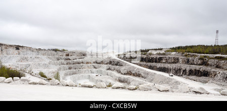 Lavorando la Fossa aperta Miniera di marmo a Tatlock. Una grande industria mineraria un camion pieno di roccia bianca, macina la ripida strada fuori della miniera. Foto Stock