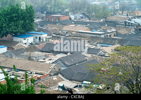 Vista dei tetti di vecchie case in area con molti hutong o corsie nella centrale di Pechino CINA Foto Stock