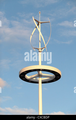 Uno dei sette turbine eoliche ad asse verticale costruito sul London 2012 Olympic Park sito, Stratford, Londra, Regno Unito. Foto Stock