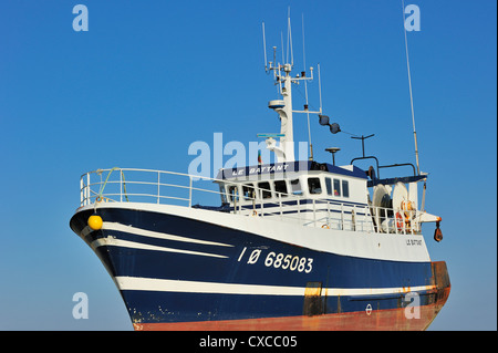 Fondo la pesca a strascico barca contro il cielo blu in Charente-Maritime, Francia Foto Stock